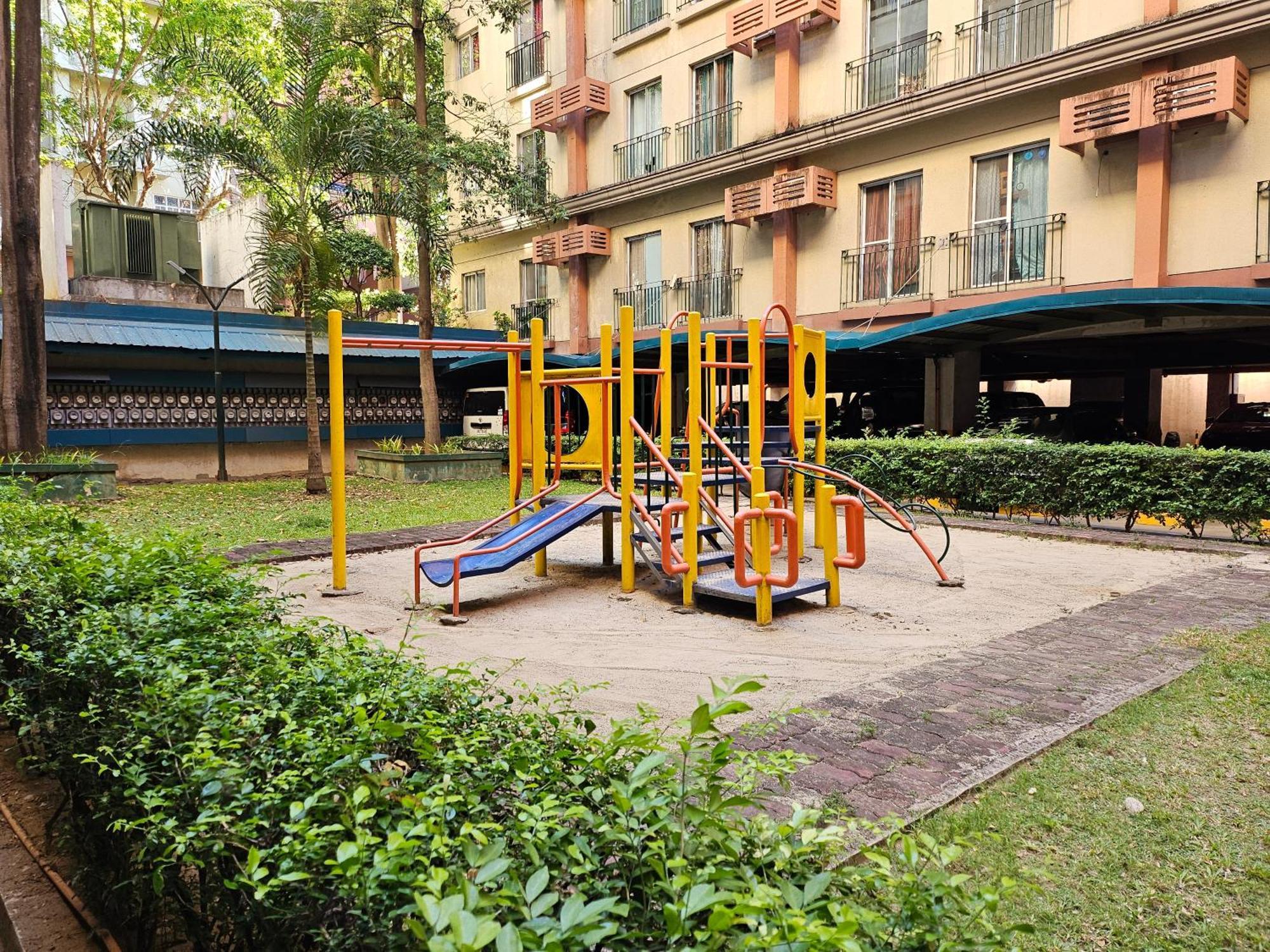 Paranaque City Cozy 2Br Staycation With Balcony Chateau Elysee For 4-6 Pax المظهر الخارجي الصورة